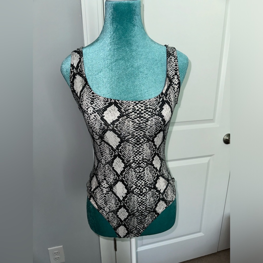 👚✨ Snake print body suit